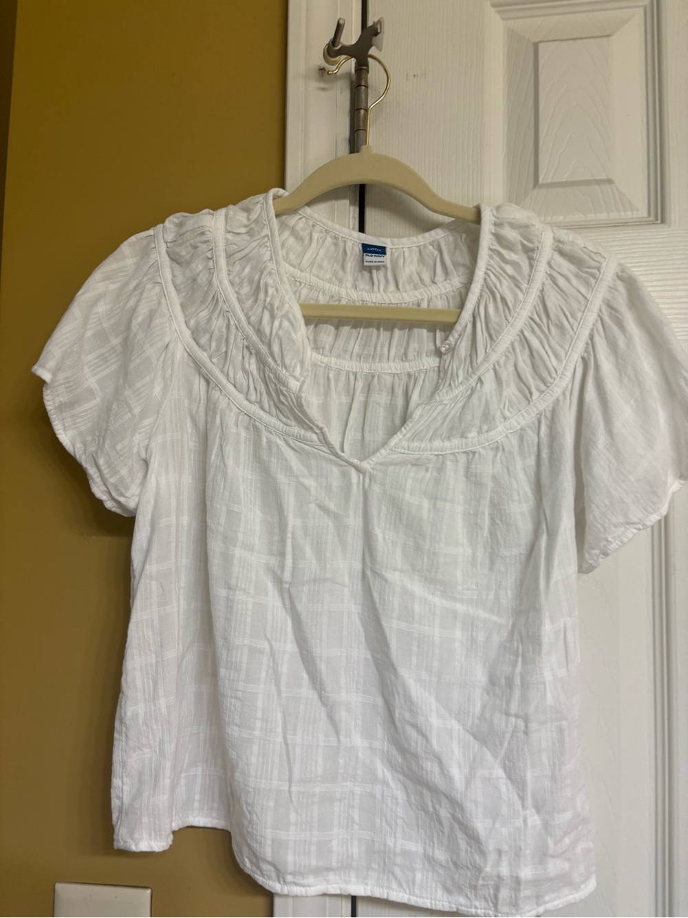 Old Navy White Short-Sleeve Textured V‑Neck Blouse